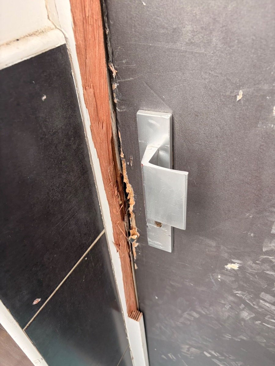 Chambranle en bois éclaté au niveau de la gâche après tentative d'effraction