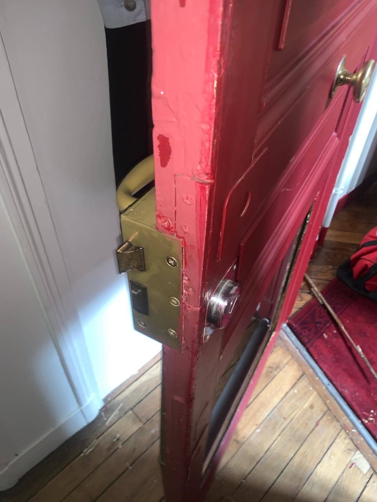 Serrure en boîte (mortise) à face avant laiton avec pêne dormant apparent - intervention porte claquée Paris