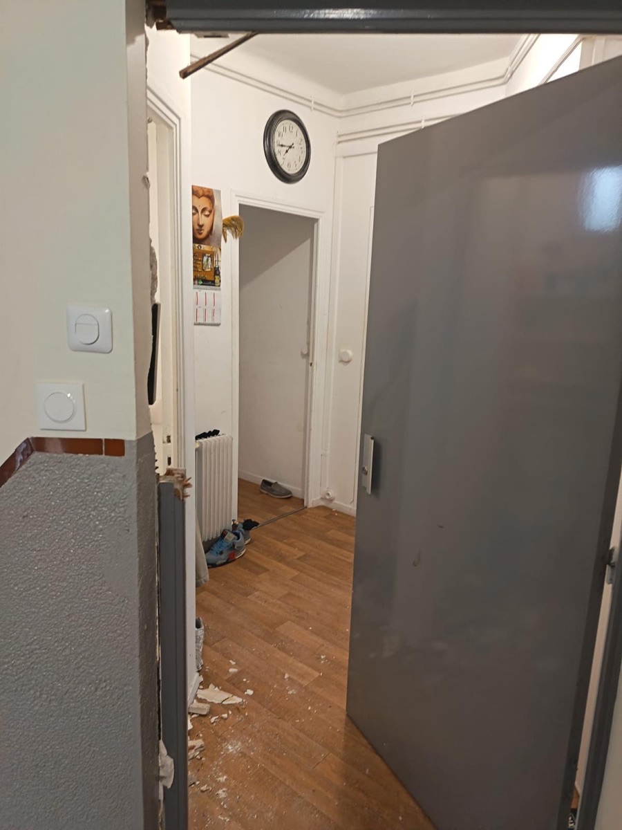 Porte type blindée ouverte avec bâti arraché au niveau de la gâche après cambriolage
