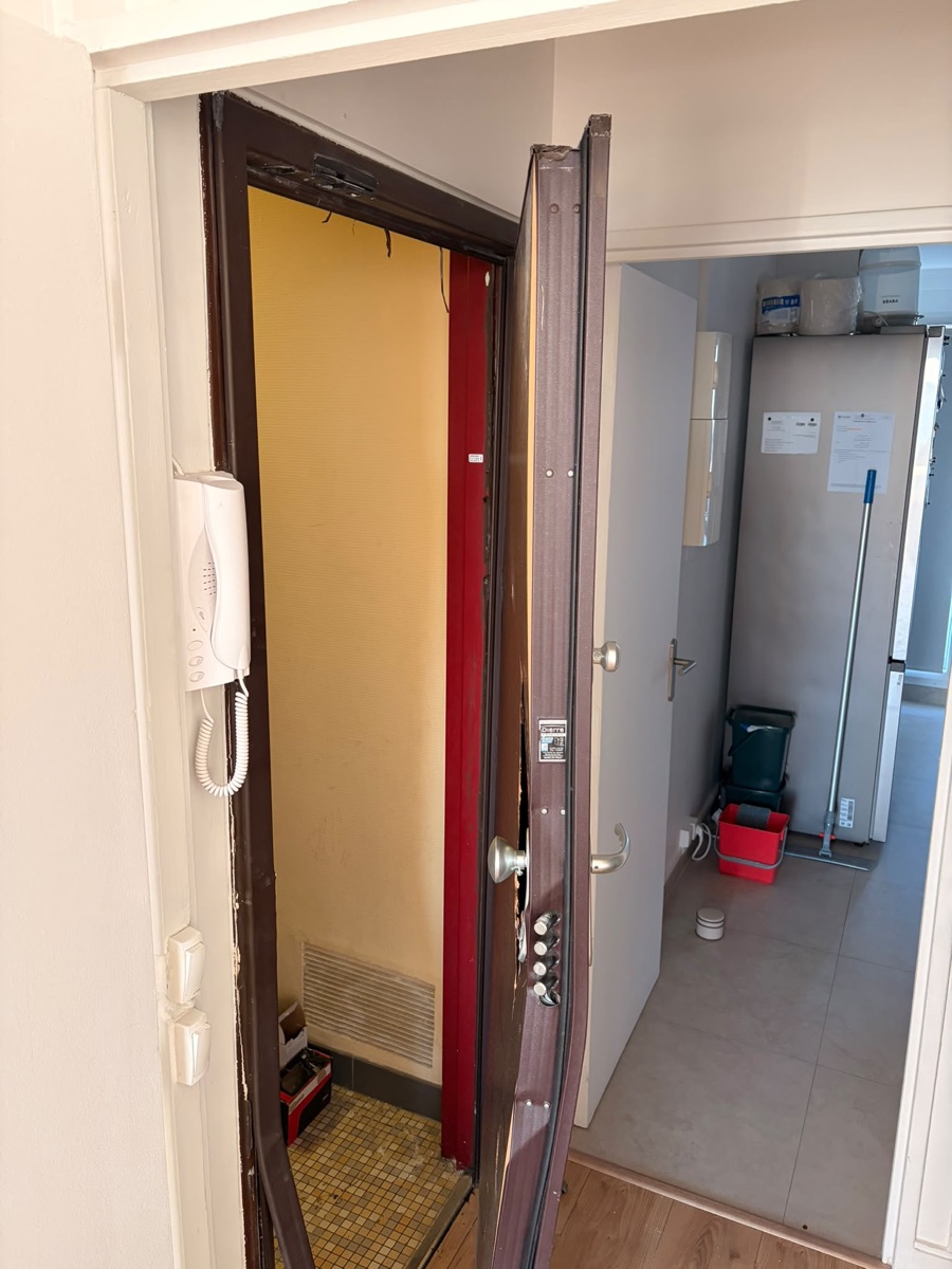 Porte blindée forcée avec pênes latéraux de serrure multipoints apparents, après effraction