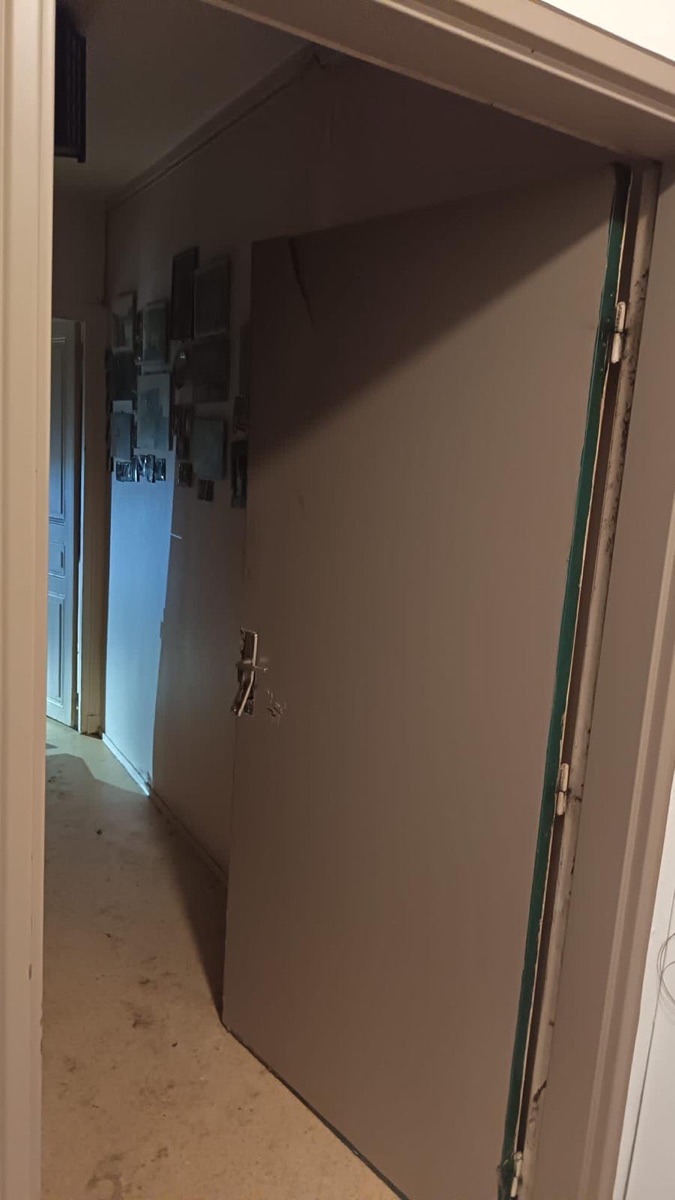 Porte blindée ouverte avec poignée de serrure multipoints