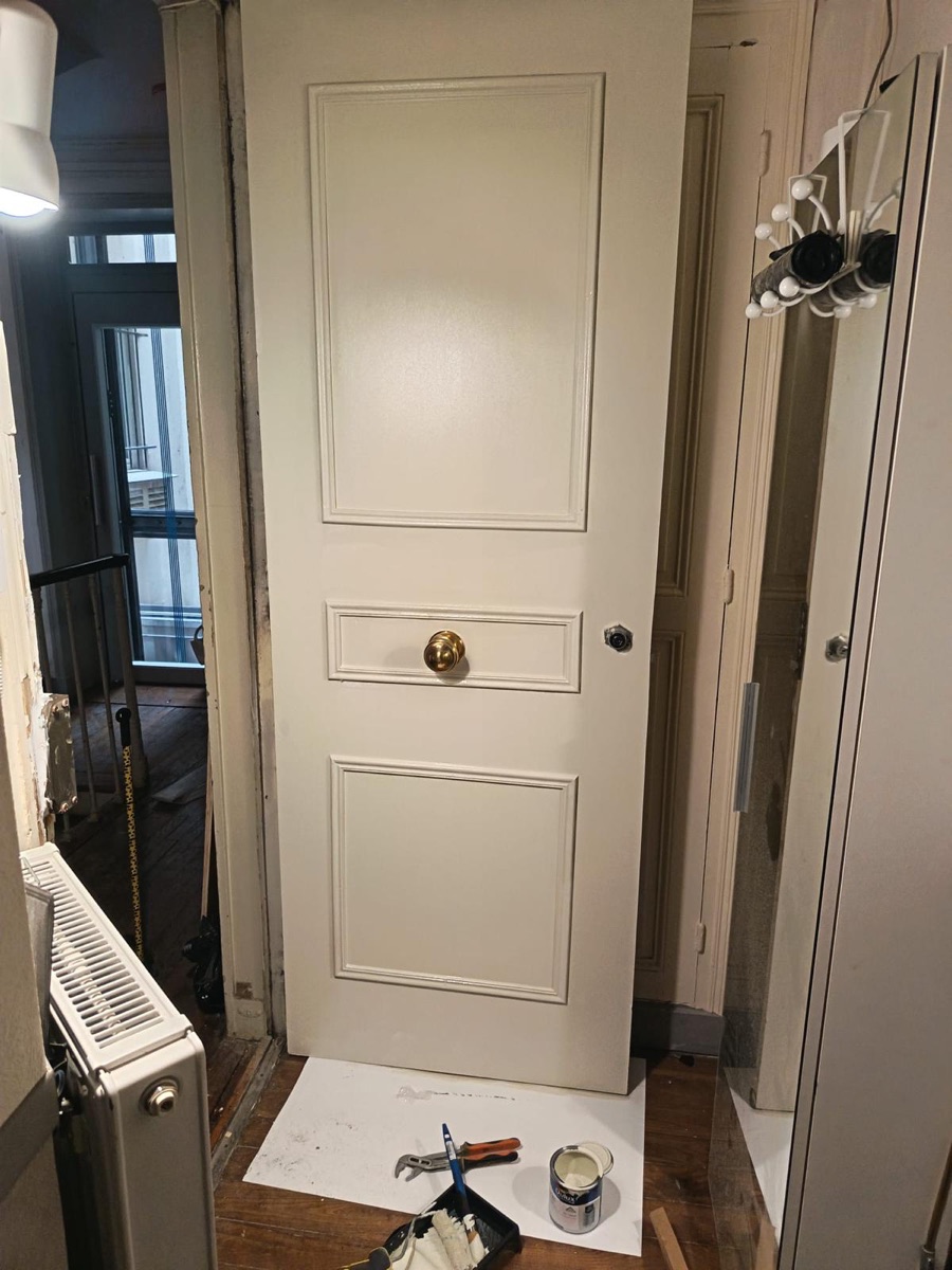Porte neuve posée et repeinte après remise en état, perçage du cylindre préparé