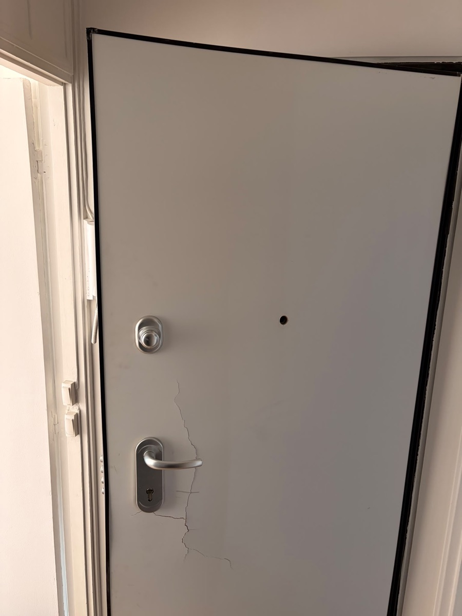 Face intérieure d'une porte de sécurité avec protège-cylindre pommeau