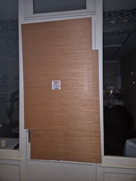 Panneau de bois vissé sur porte vitrée pour sécurisation après effraction