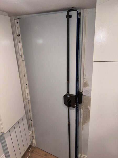 verrou en applique avec tiges verticales fixé sur porte, réglage et rebouchage du bâti